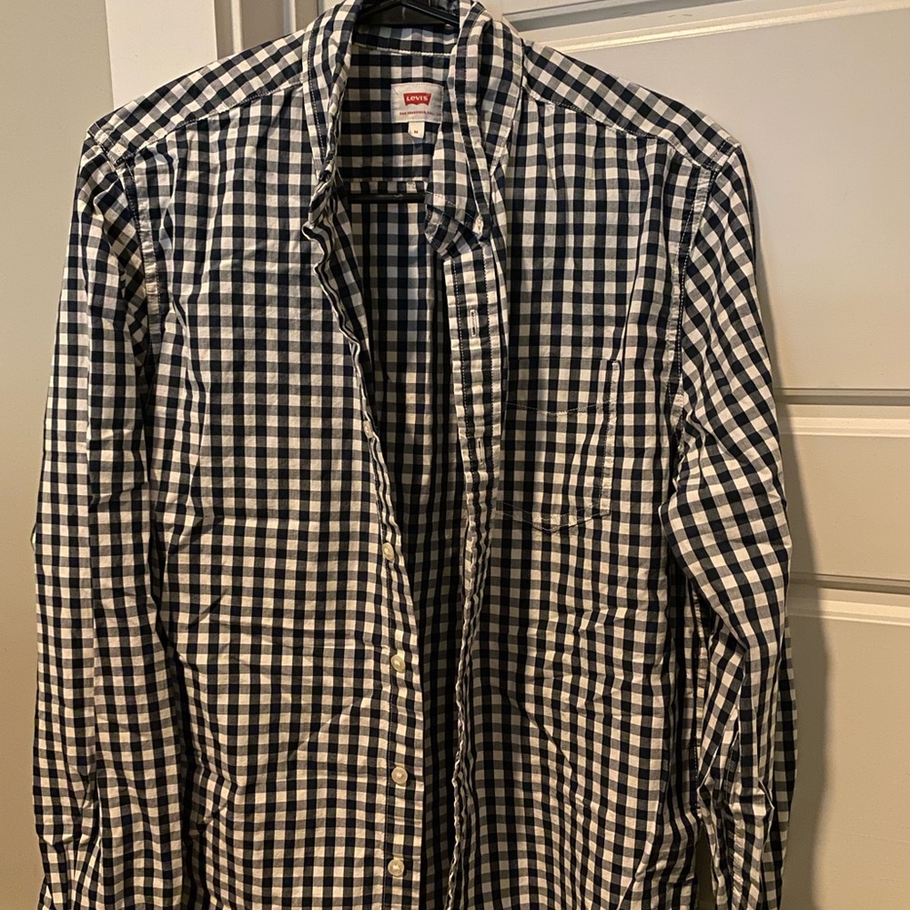 LEVI BLACK AND WHITE PLAID BUTTON DOWN